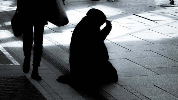 Siščanka prosila pred trgovačkim centrom: Evo kolika kazna joj je određena na sudu