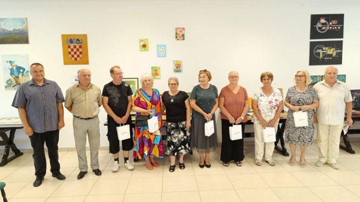 Prva izložba talentiranih umirovljenika u Čazmi: 'Mirovina nam omogućuje da se posvetimo slikanju i crtanju'
