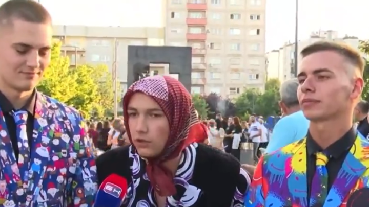 Maturant u susjedstvu došao na maturalnu večeru odjeven kao svoja baka, video je ubrzo postao viralan