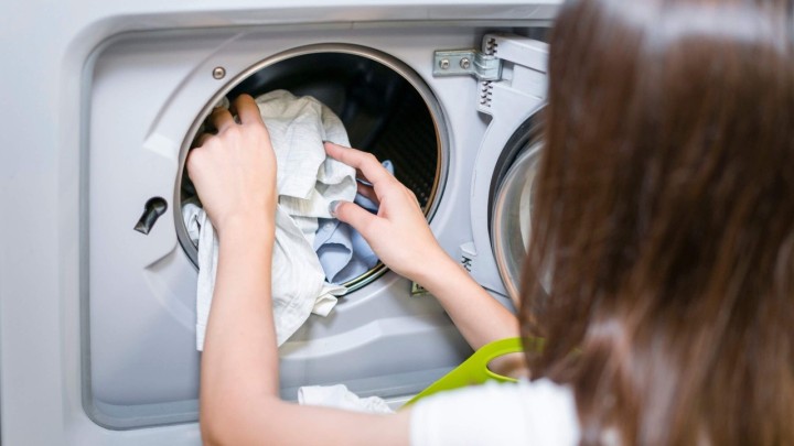 Saznajte na što točno morate paziti prije skidanja boje s odjeće