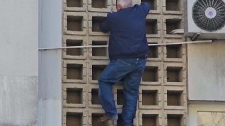 Umirovljeni dalmatinski 'Spiderman' se spuštao niz zgradu držeći se za fasadnu dekoraciju