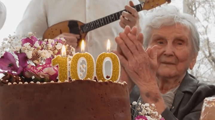 Baka Eva proslavila 100. rođendan, a na proslavi se skupila velika obitelj