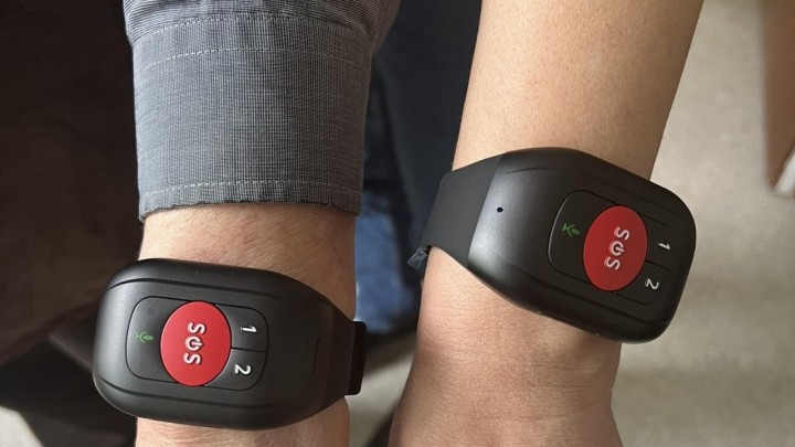 Društvo 'Hrvatska žena' dijeli posebne narukvice za starije osobe koje im mogu i spasiti život