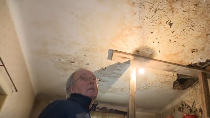 Zagrebačkom umirovljeniku koji živi u prizemlju prokišnjava strop, a sve zbog susjeda kojeg je i tužio