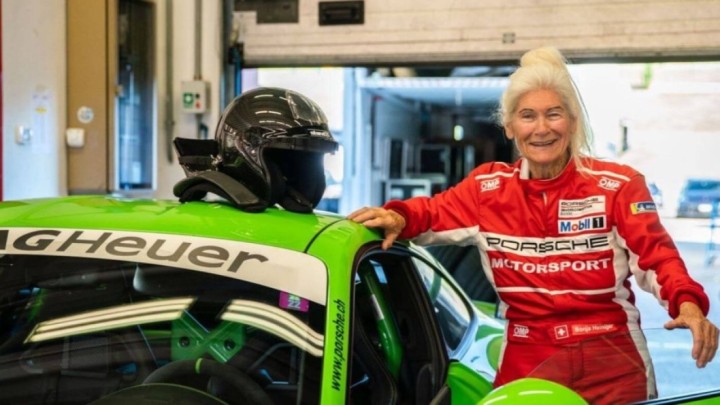 Njoj definitivno ne trube u prometu zbog prespore vožnje: Umirovljenica vozi Porschea i Lamborghini na trkaćim stazama