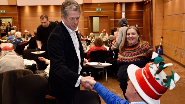 Jedan britanski glumac pomagao volonterima i uljepšao Božić umirovljenicima