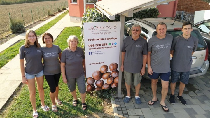 Obitelj Borković uzgaja lješnjake: 'Roditelji Luka i Luca (75) najveća su potpora'