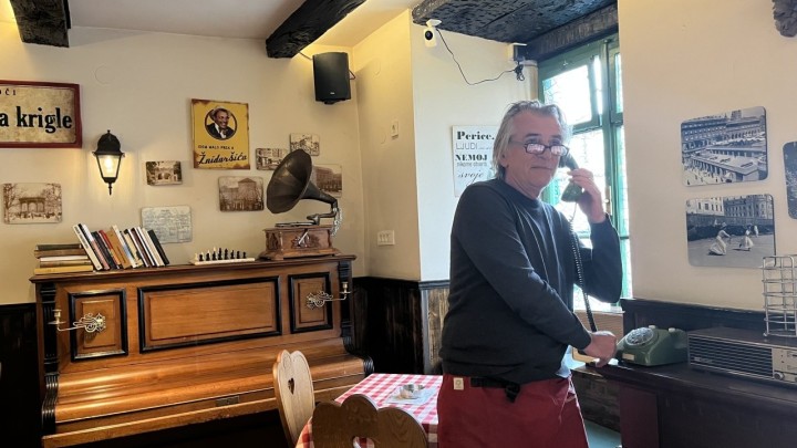 Obišli smo 'Pod starim krovovima': Pije se mirogojček, musolini i kompletić kava- rakijica