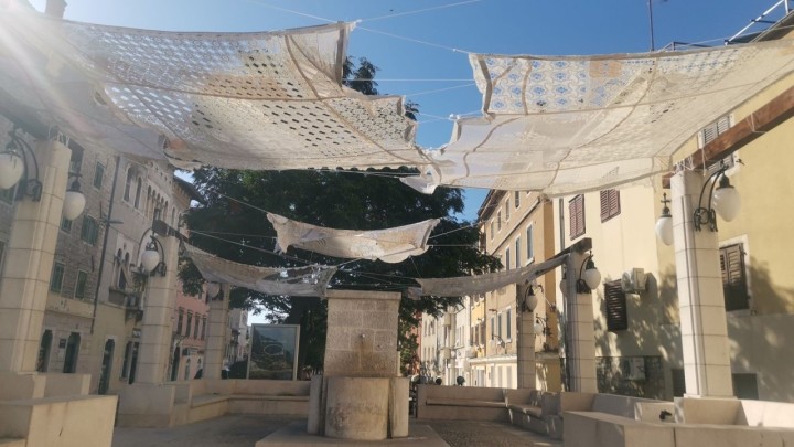 Ženki rad, dobar hlad: Unikatni miljeići i stolnjaci 'zasjenili' Stari pazar u Šibeniku