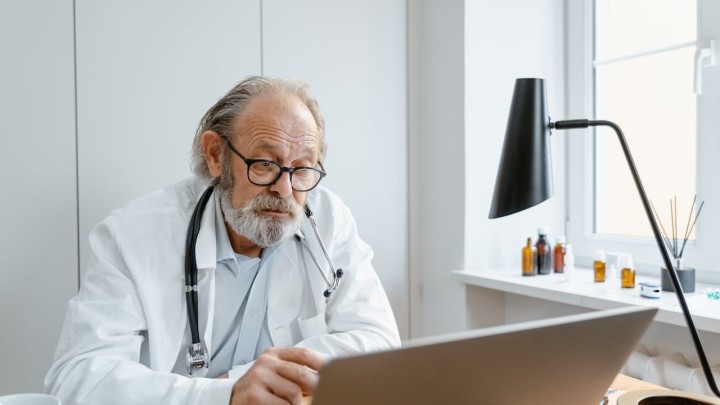 SUH pokreće kampanju: Traže zabranu dvojnog rada liječnika u javnom i privatnom sektoru