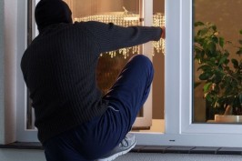 Umirovljenik (67) kao serijski provalnik: Pokušao pobjeći od policije kroz prozor