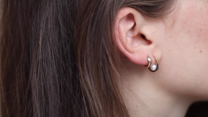 Baka unuci probušila uši bez dozvole roditelja, potez majke podijelio javnost: Je li ispravno postupila?