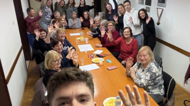 Zdravstvena pismenost umirovljenika: Učenici ih vodili kroz 'epidemiju' informacija