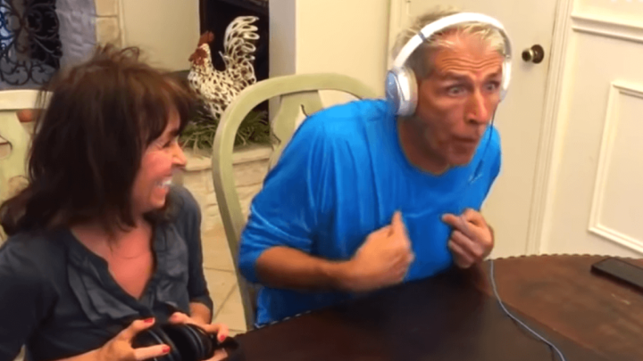 [VIDEO] Pogledajte reakciju budućeg djeda dok saznaje da će dobiti unuka: Je li i kod vas bilo slično?