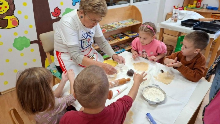 Umirovljenici posjetili vrtić pa s djecom mijesili i pekli kruh i kolačiće