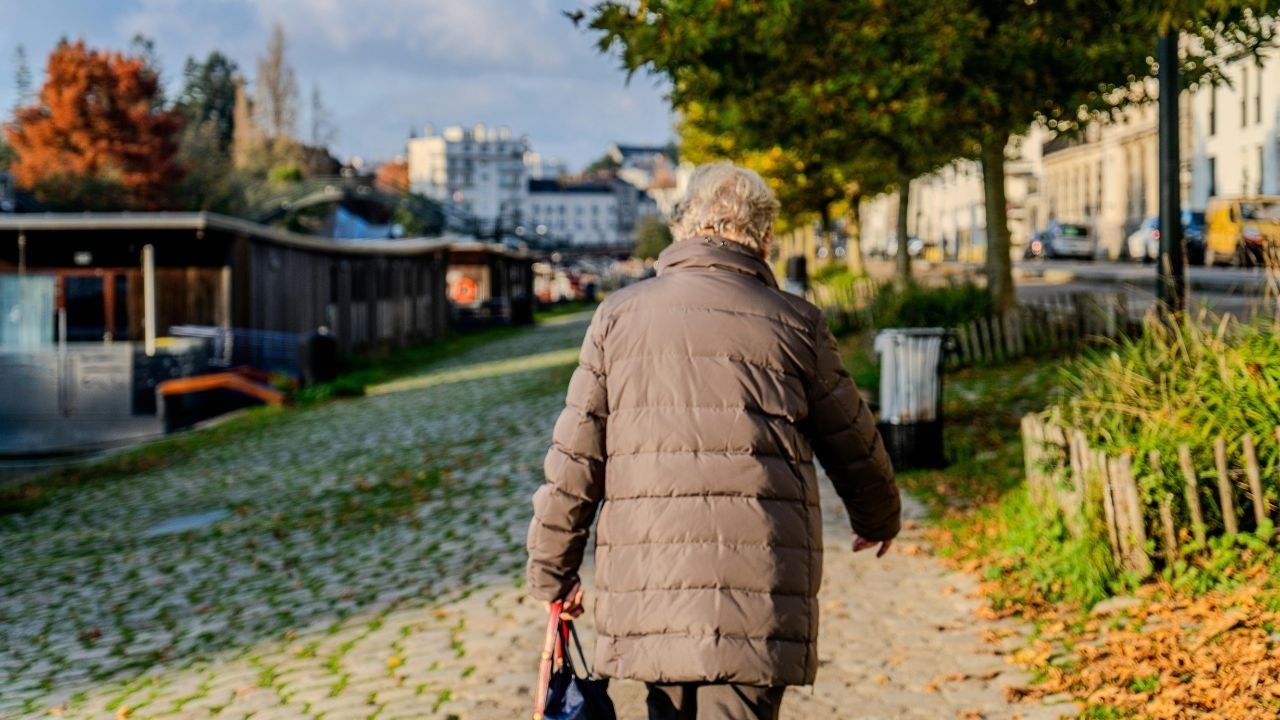 Crveni križ dijeli hranu i pakete pomoći siromašnim umirovljenicima i starijima