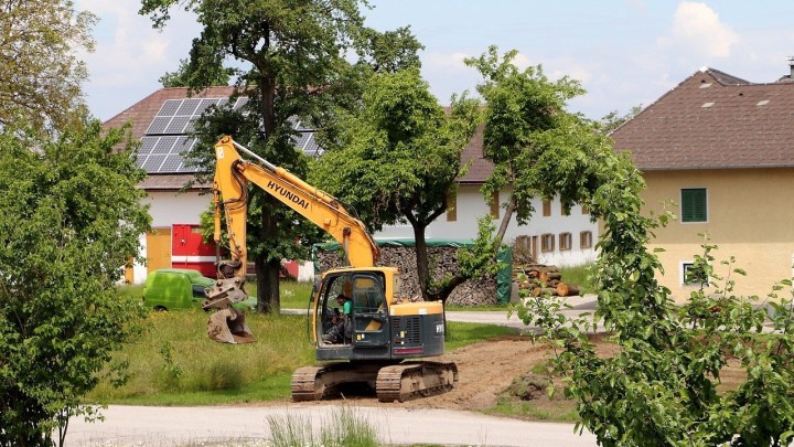 Osuđen umirovljenik (81): Kamenjem gađao bager pa radnicima prijetio da će ih 'pobiti kao Srbe'