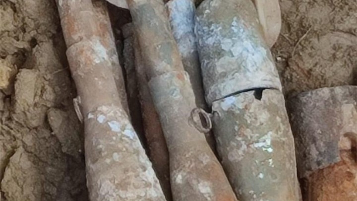 Umirovljenik kopao u podrumu kuće, našao ogromne količine mina, bombi i eksploziva