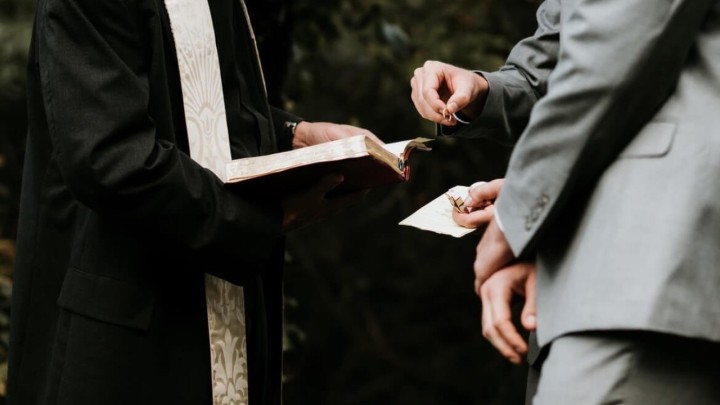 Presuđeno muškarcu koji je po stanu umirovljenice špricao svetu vodu: 'Nije on svećenik da blagoslovi'