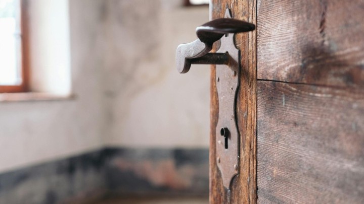 Umirovljenica izašla u dvorište, a dvojica joj ušla u kuću i odnijela novac