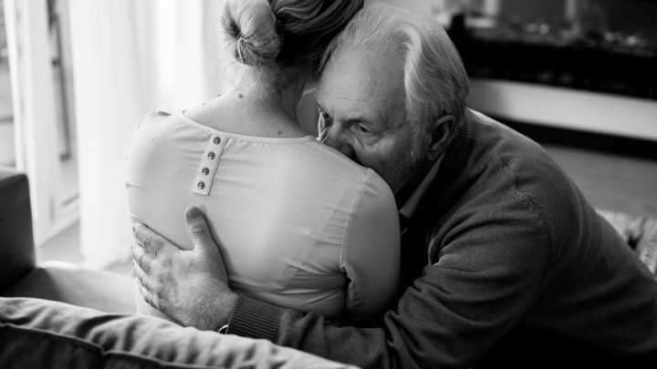 Mlađe osobe ušle u kuću umirovljenika, pretukli ih i pokušali im ukrasti novac