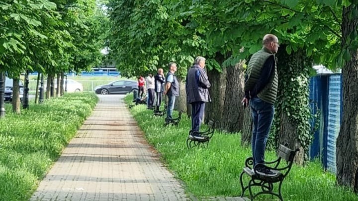 Ovako se nogomet gleda u Vrapču: Svatko na svojoj 'VIP klupici' u hladu krošanja