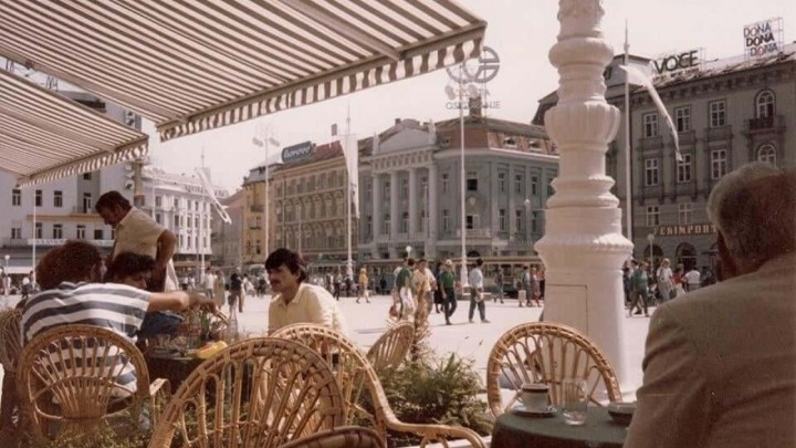 Uživajte u pogledu s terase Male kavane na Trg bana Jelačića 80-ih