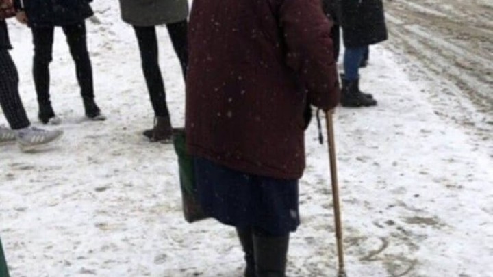 Fotka koja otapa: Bakica u snijegu crta srce štapom za hodanje dok čeka bus