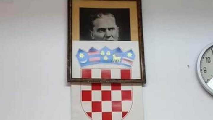 I poslije Tita Tito: Okvir u riječkoj srednjoj školi popustio, a iza hrvatskog grba izvirilo poznato lice