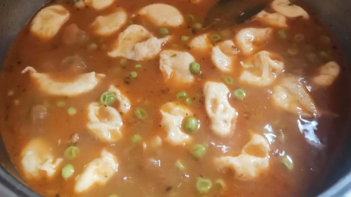 Bakina kuhinja: Junetina s graškom i noklicama kultno je varivo iz lonaca naših nona