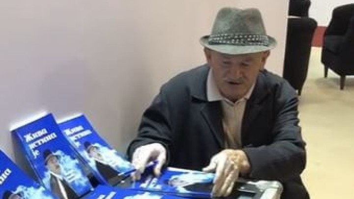 Topla priča: Studentica pomogla umirovljeniku Radovanu da proda svoju zbirku poezije