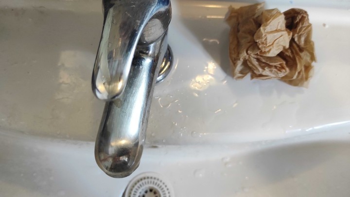 Video: Otkrivamo kako da slavinu očistite od kamenca i vratite joj sjaj pomoću jedne stvari iz kuhinje