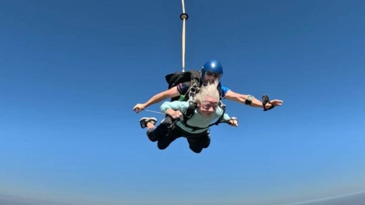 Umirovljenica od 104 godine odlučila oboriti svjetski rekord u skakanju padobranom