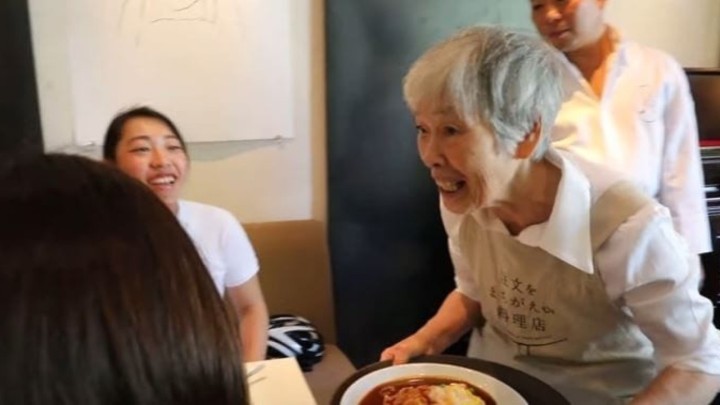 Iznenađenje na tanjuru: U jednom dijelu svijeta postoji poseban restoran u kojem su konobari osobe s demencijom