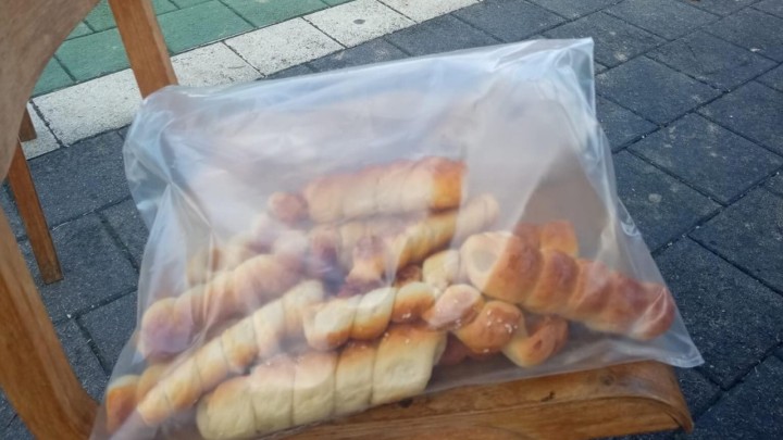 Vatrogasci su branili grad od poplave, a umirovljenica im je ispekla 98 kiflica