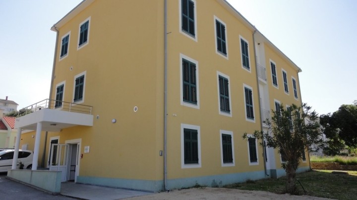 Imaju kuhinju, nemaju kuhara: Štićenici doma za starije na Rabu hranu dobivaju izvana, svi natječaji su propali