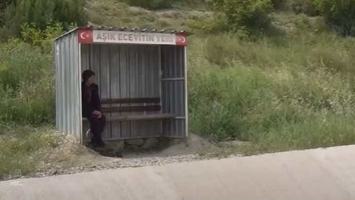 Ova priča će vas natjerati na plač: Već 24 godine svaki dan dolazi na istu autobusnu stanicu i čeka svoju dragu