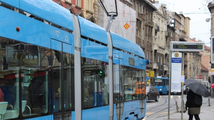 Pokušaj krađe u tramvaju: Umirovljeniku je ukraden novčanik, ali su putnici reagirali na vrijeme