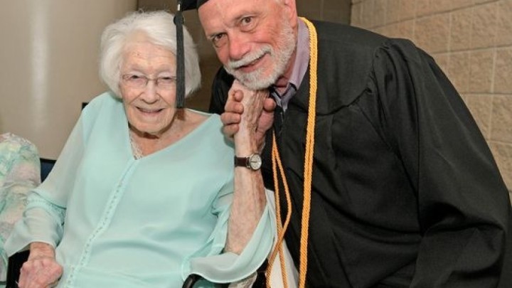 Umirovljenik (72) diplomirao na fakultetu, a u prvom redu je sjedila njegova 98-godišnja mama