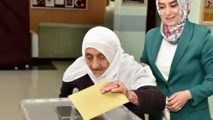 Jučer su se održali važni izbori u Turskoj, a glasala je i baka od 112 godina