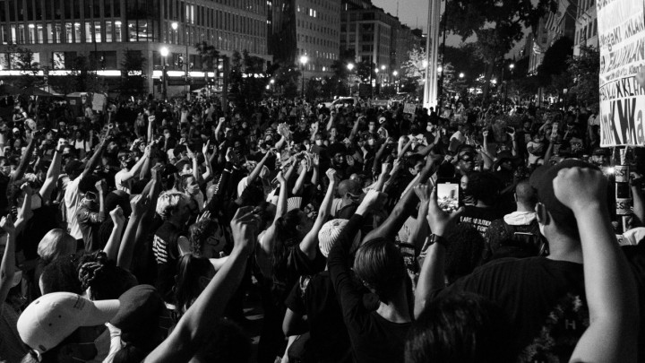 Neredi u Francuskoj: Prosvjednici kamenovali policiju i zapalili omiljeni Macronov restoran