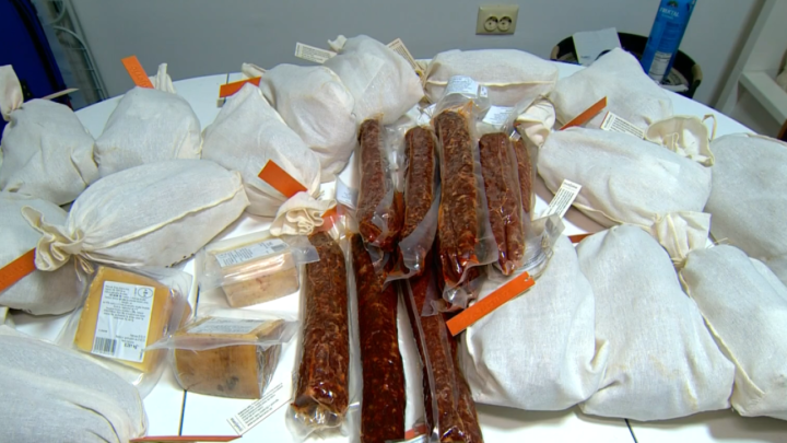 Anonimni donator zagrebačkim beskućnicima poklonio pakete kulena i sir