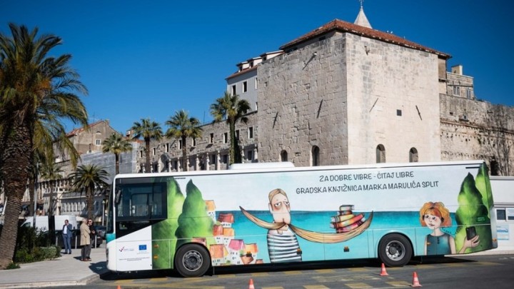 U Splitu postoji posebna knjižnica na kotačima koja dolazi do onih koji ne mogu sami do knjiga