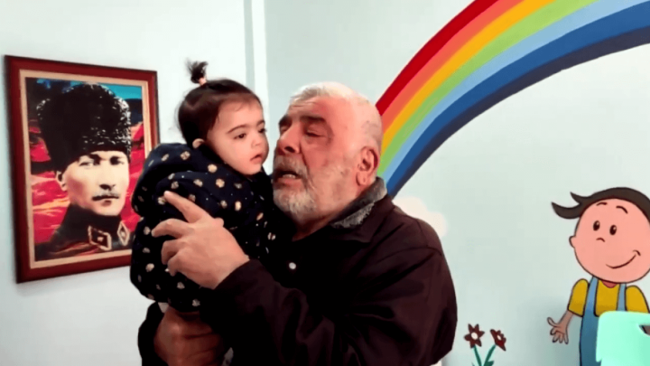 Napokon zajedno: Djed i unučica spašeni iz ruševina nakon razornog potresa u Turskoj, tri tjedna su bili razdvojeni