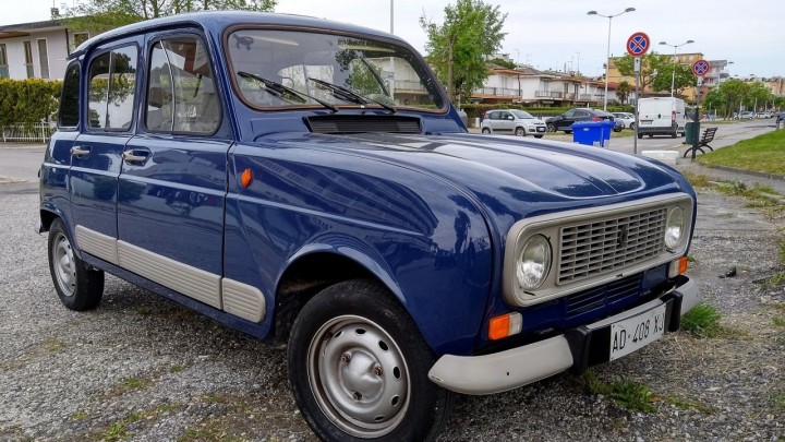 [FOTO DANA] Renault 4 bio je 'mokri san' mnogih vozača, a do nedavno ga je imao i Borut Pahor