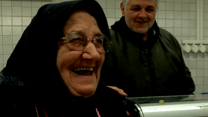 Prodavačica na tržnici u Vinkovcima ima 86 godina i malu mirovinu, ali osmijeh ne skida s lica