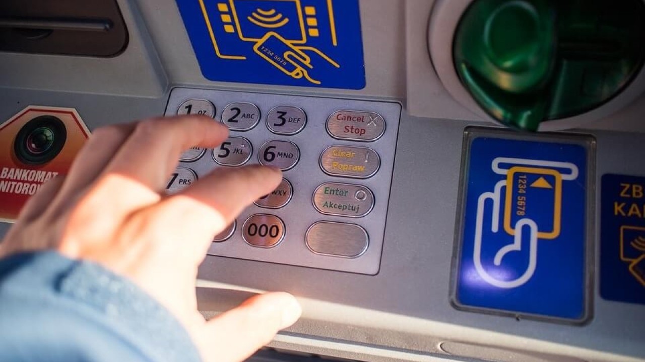 Još uvijek držite PIN uz karticu? Ova praksa koštala je umirovljenicu iz Lipika