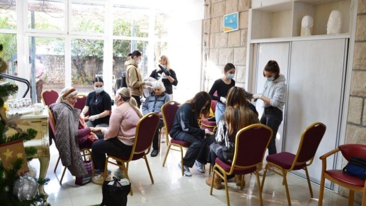 Odličan božićni poklon: Učenice uljepšavale korisnike Doma za starije u Dubrovniku