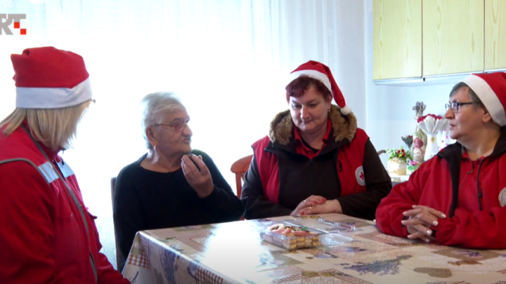 Širi se duh božićnih blagdana: Osamljenim baranjskim umirovljenicima pomažu gerontodomaćice