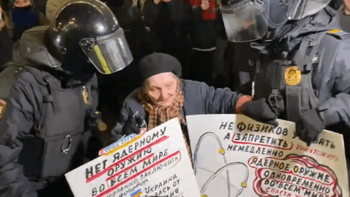 Putinov režim u Rusiji priveo 77-godišnju aktivisticu koja prosvjeduje protiv rata